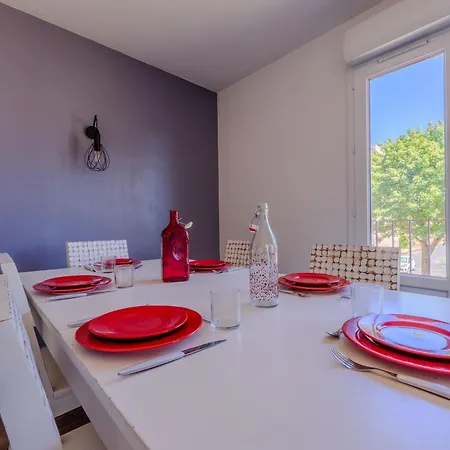 90m - Sleeps 6 - Balcony - Free Parking - Walk To Centre * La Rochelle (Charente-Maritime)