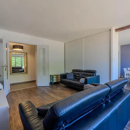 90m - Sleeps 6 - Balcony - Free Parking - Walk To Centre *