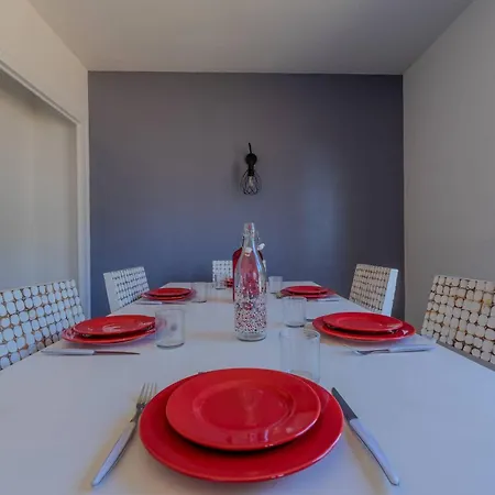 90m - Sleeps 6 - Balcony - Free Parking - Walk To Centre Appartamento La Rochelle (Charente-Maritime)