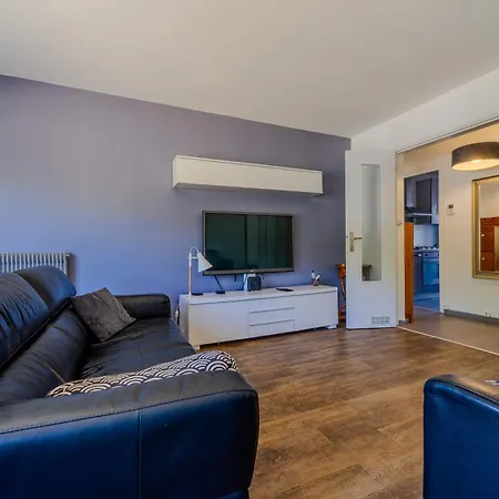 90m - Sleeps 6 - Balcony - Free Parking - Walk To Centre *