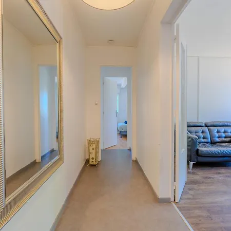 90m - Sleeps 6 - Balcony - Free Parking - Walk To Centre Appartamento *