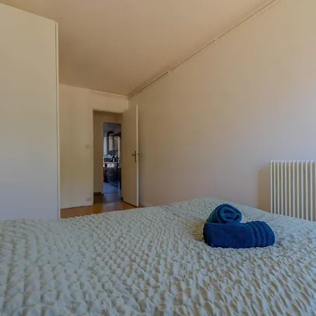 90m - Sleeps 6 - Balcony - Free Parking - Walk To Centre