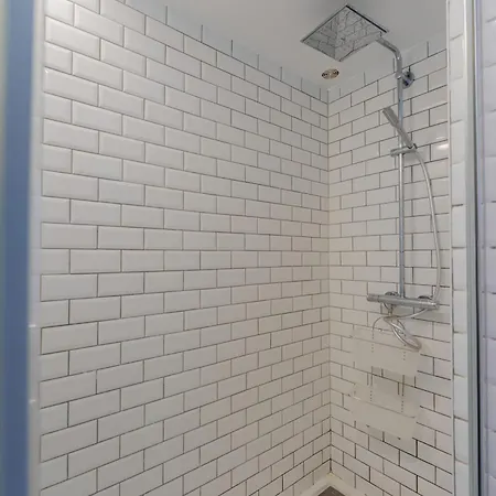 90m - Sleeps 6 - Balcony - Free Parking - Walk To Centre Appartamento