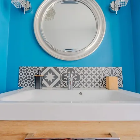 90m - Sleeps 6 - Balcony - Free Parking - Walk To Centre La Rochelle (Charente-Maritime)