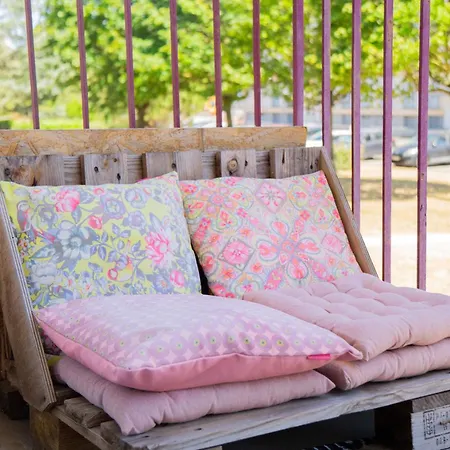 90m - Sleeps 6 - Balcony - Free Parking - Walk To Centre Ла-Рошель