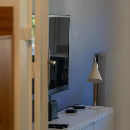 90m - Sleeps 6 - Balcony - Free Parking - Walk To Centre
